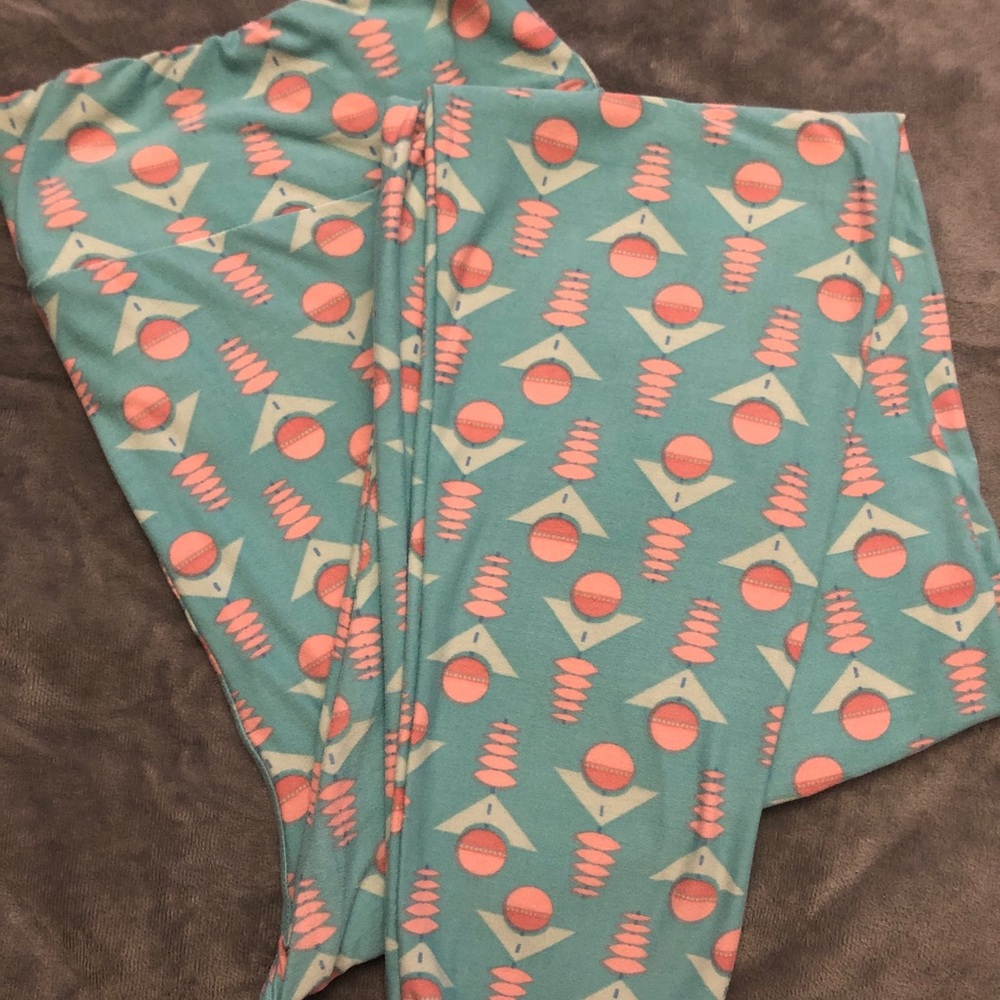 LuLaRoe Tall & Curvy Leggings